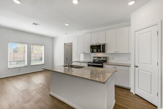 Building Photo - 13610 Pine Dr