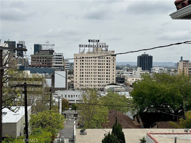 Foto del edificio - 6326 Franklin Ave