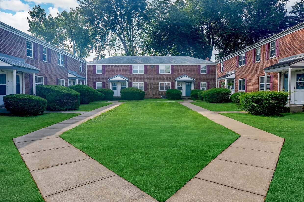 Foto principal - Crestwood Townhomes