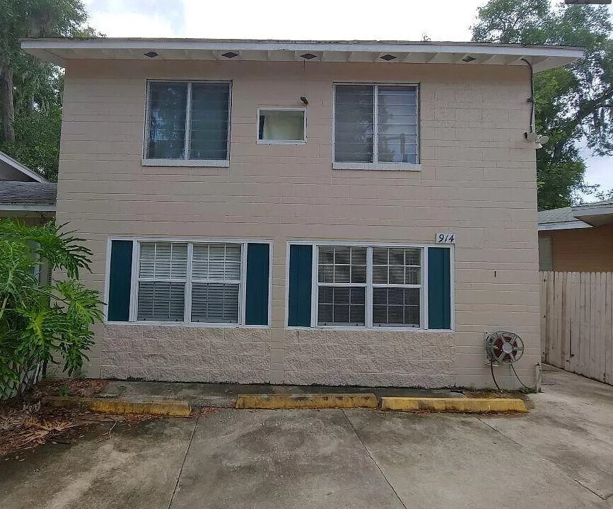 Two spacious stories - 914 SW 8th Ln