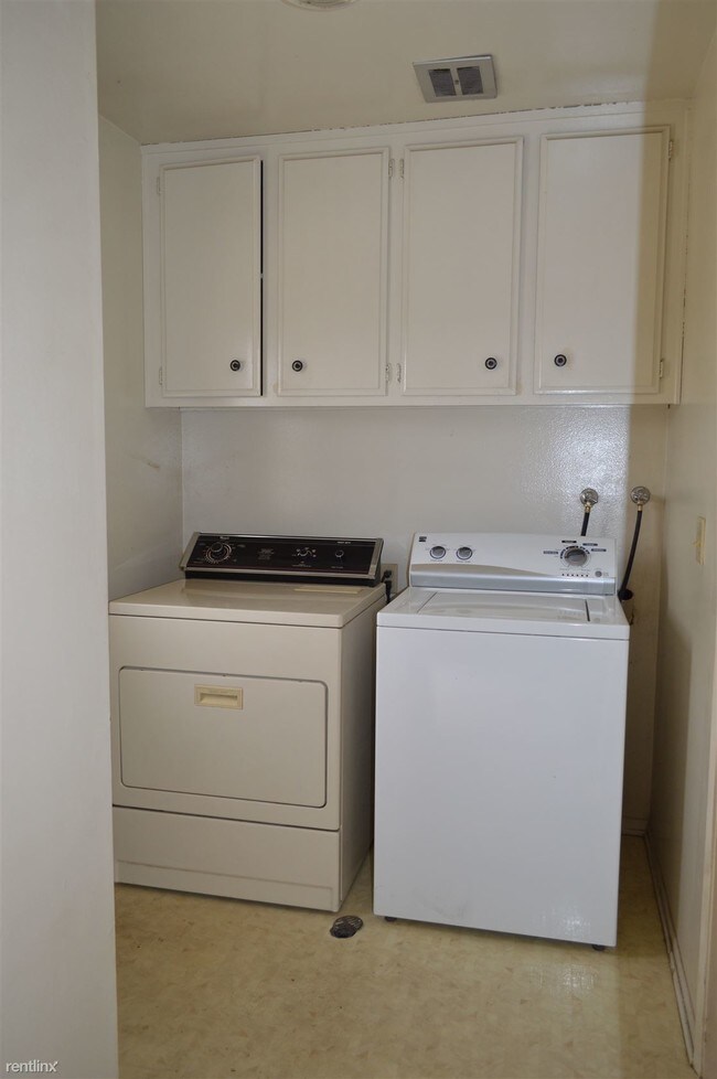 Building Photo - 1240 Nutwood Ave