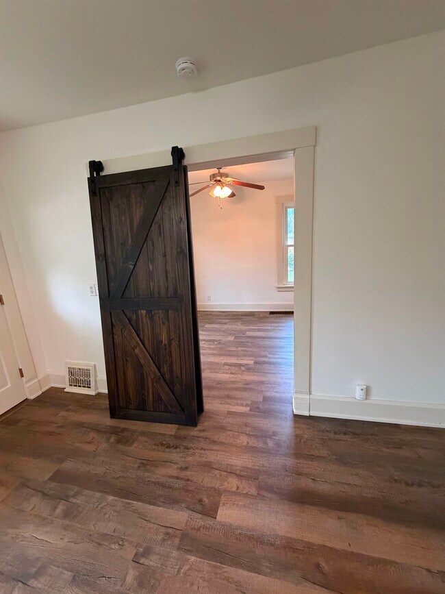 Foto del edificio - 652 N Oak St