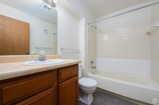 El Wexford - Baño - Benson Hills Apartments