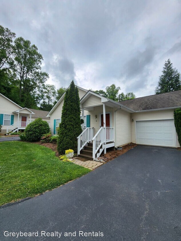 2 br, 2 bath House 3B Bent Grass Court House Rental in Black