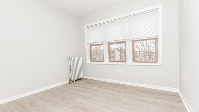 Building Photo - 2716 W Rosemont Ave
