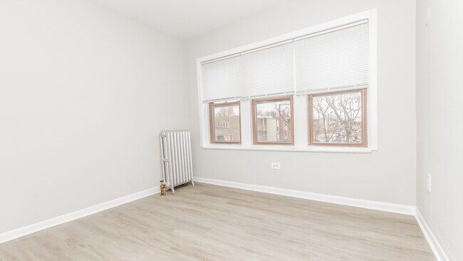 Building Photo - 2716 W Rosemont Ave