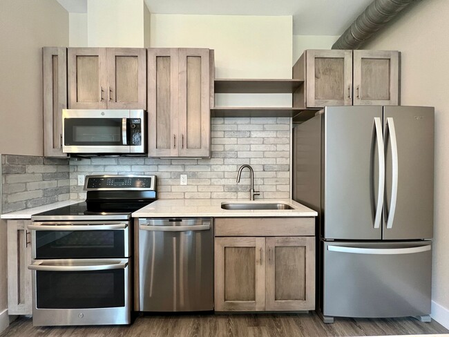 Building Photo - Bright and Spacious New Apartment in West ...