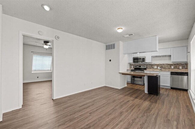 Foto del edificio - 3115 Helms St