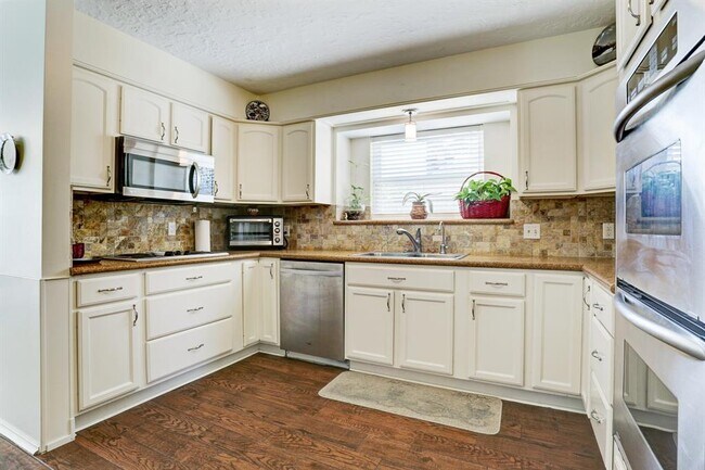 Building Photo - 12027 Riverview Dr
