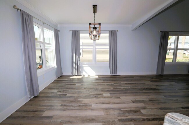 Building Photo - 4698 Isles Dr