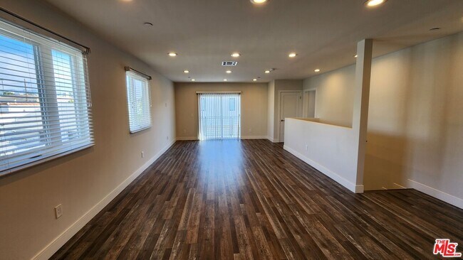 Foto del edificio - 1255 N Kingsley Dr