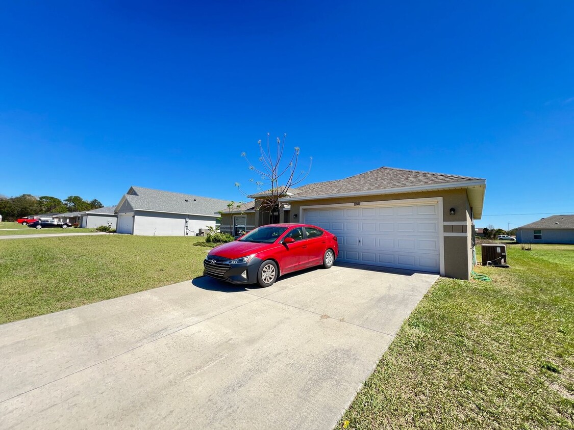 Foto principal - Spacious 4-Bedroom Home for Rent in Ocala!