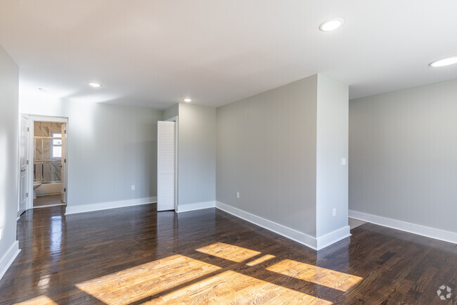 1BR, 1BA - 550SF - South Bridge Gardens