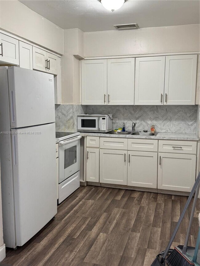 Foto del edificio - 1240 NW 86th St
