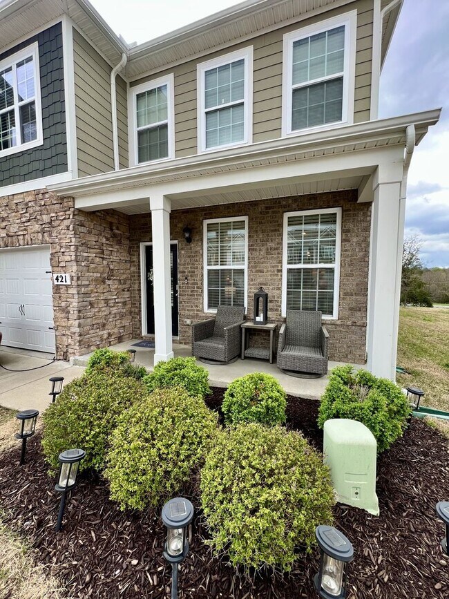 Foto del edificio - FOR LEASE: END UNIT TOWNHOME LOCATED IN LE...