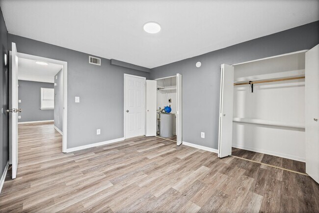 Building Photo - Convenient 1 Bedroom, 1 Bath first-floor condo located in Pawtuckett on the Green near the airpor...