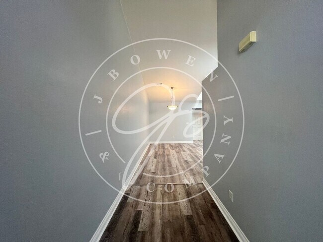 Building Photo - Beautiful Open Concept 3 bedroom 2 bathroo...