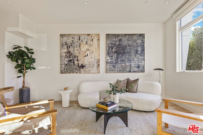 Foto del edificio - 3230 S Barrington Ave