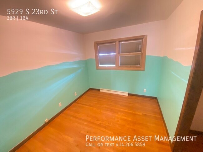 Building Photo - BEAUTIFUL 3 BEDROOM 2 BATH