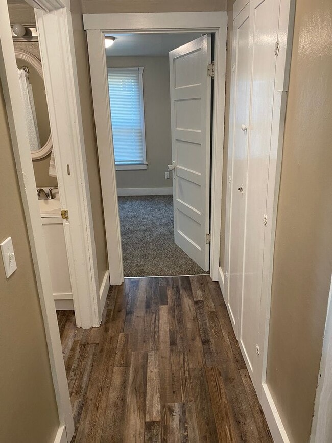 Foto del edificio - Gem Located In Central Selah; Spacious 2-Bedroom Retreat with Private Yard & Lots Of Storage!