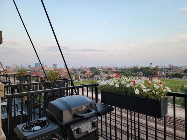 Building Photo - 1524 S Sangamon St