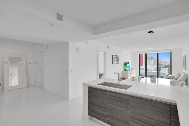 Foto del edificio - 330 Sunny Isles Blvd