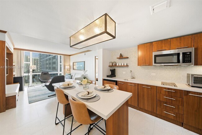 Foto del edificio - 6801 Collins Ave