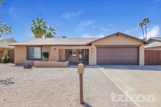 Building Photo - 927 W Kiva Ave