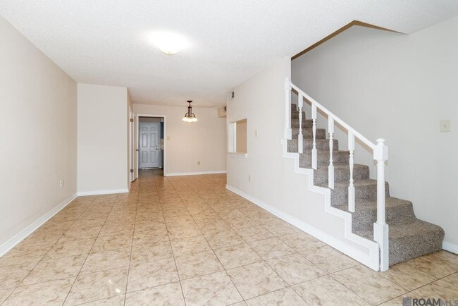 Building Photo - 827 E Boyd Dr