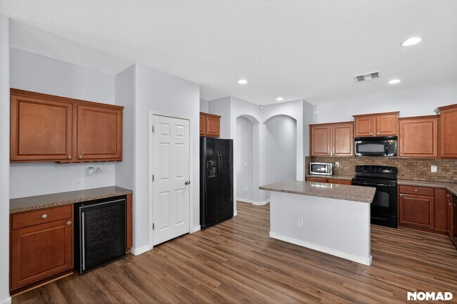 Building Photo - 2140 W Desert Ln