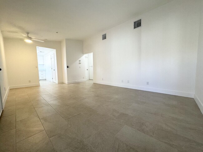 Building Photo - AVAILABLE NOW!!! 2 Bedroom / 2 Bath Apartm...