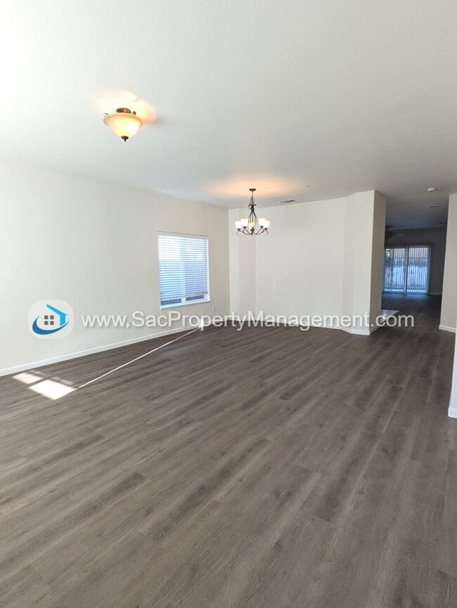 Building Photo - Amazing 4 Bedroom 2 Bathroom Home in a Qui...
