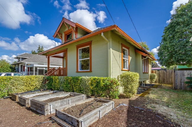 Photo - Updated and Fresh 3  Bedroom 2 Bath in Des... House