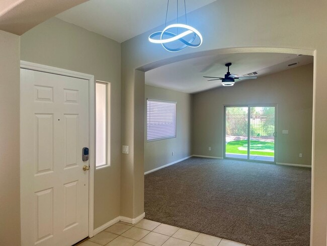 Foto del edificio - BEAUTIFUL SINGLE STORY HOME IN GATED COMMUNITY OF STALLION MOUNTAIN