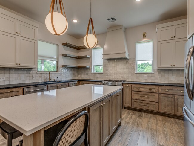 Foto del edificio - 1433 Sadie Creek Rd