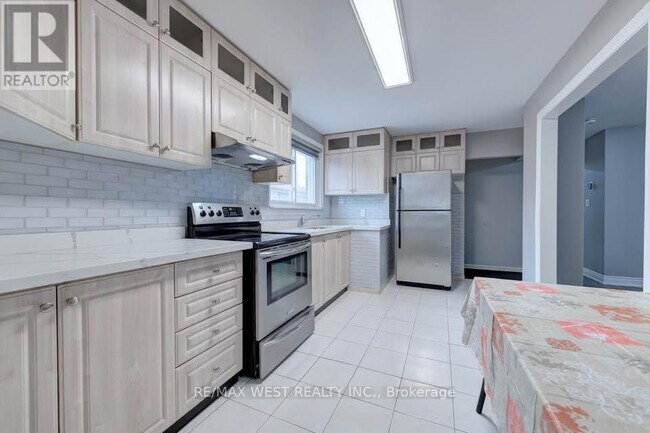 Building Photo - 16 Hasbrooke Dr