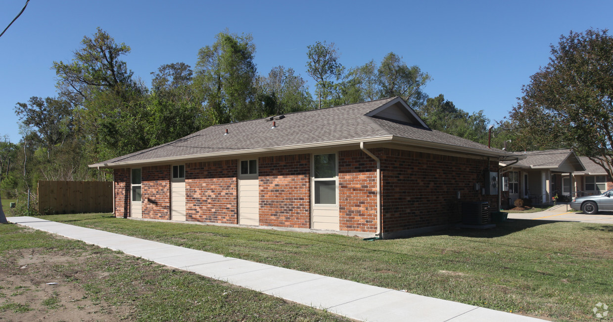 Building Photo - Floral Acres Apartments II