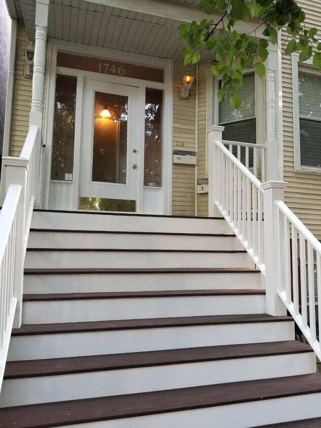 Foto principal - 1746 W Nelson St