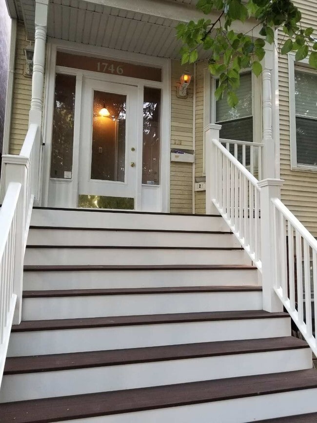 Building Photo - 1746 W Nelson St