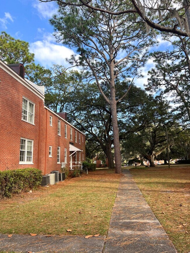 Building Photo - 2940 Oleander Dr
