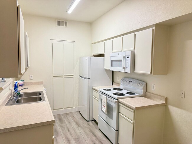 Building Photo - 3 bedroom, 2 bathroom apartment home in NW...