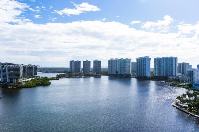 Foto del edificio - 3530 Mystic Pointe Dr