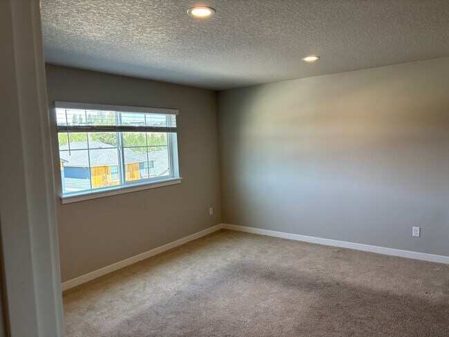 Building Photo - Home on Bend's Westside!