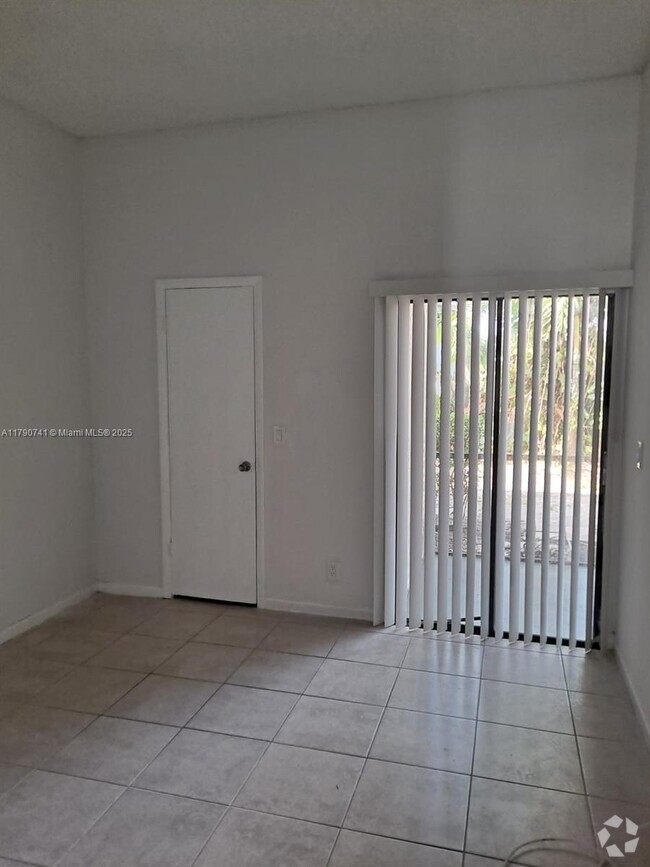 Building Photo - 2544 Riverside Dr