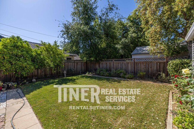 Building Photo - Gorgeous home recently updated