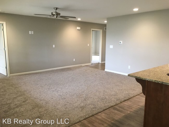 Building Photo - 2 br, 2 bath House - 527 SE Maple Dr