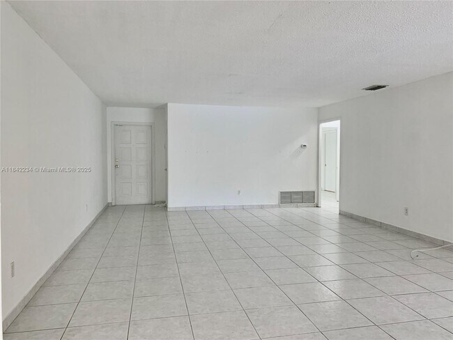 Foto del edificio - 6910 Holly Rd