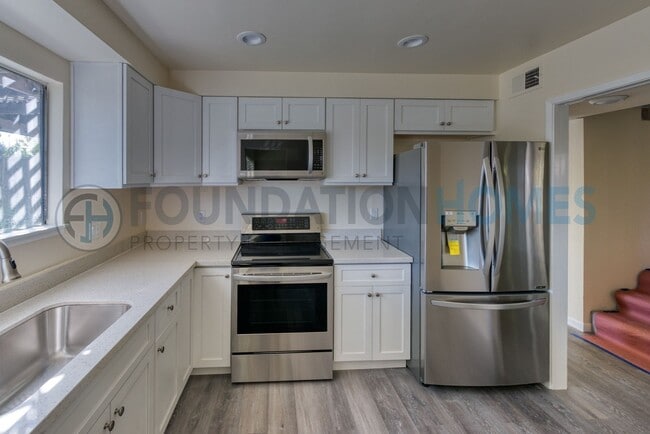 Foto del edificio - Renovated San Marin Townhouse | loft, A/C & 2-Car Garage - FOUNDATION