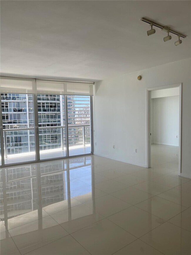 Building Photo - 475 Brickell Ave