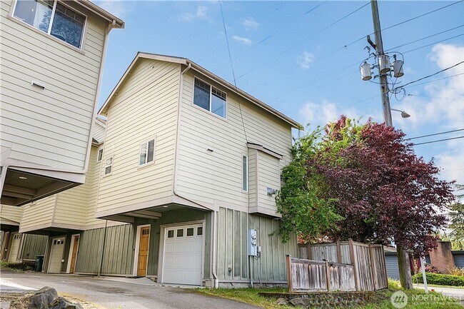 Building Photo - 3 Bedroom Townhome Near Light Rail $500 of...